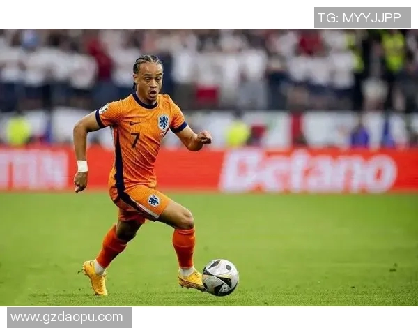 哈维西蒙斯：新星崛起的足球天才与未来的希望之路