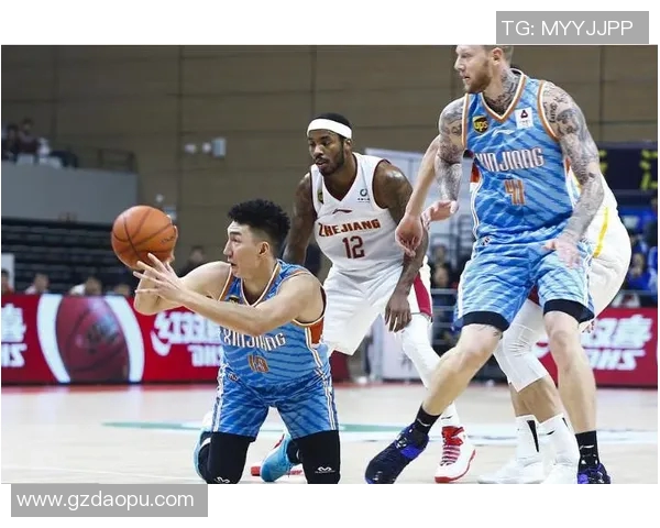 广东男篮与新疆飞虎激战正酣谁能在这场对决中笑到最后