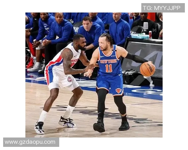 纽约尼克斯与活塞激战正酣球迷期待精彩对决与绝妙表现